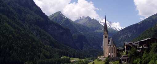 Heiligenblut med Großglockner i bakgrunnen (WikiCommons) Heiligenblut med Großglockner i bakgrunnen (WikiCommons)